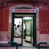 Il nostro viaggio parte dal quartiere Madonnella, in via Abbrescia, l� dove si trova la �Merceria�: un negozio dal nome semplice ed esplicativo stampato su una insegna a caratteri rossi